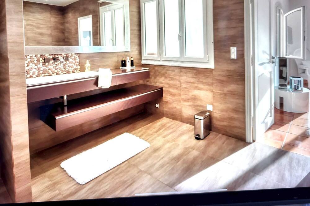 Photo of Bathroom in Aspremont