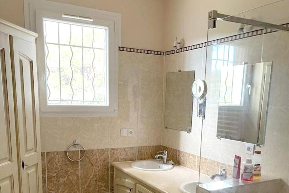 Photo of Bathroom in Salon-de-Provence