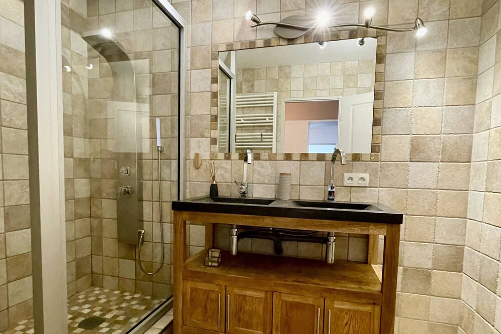 Photo of Bathroom in Arles