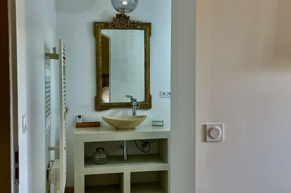 Photo of Bathroom in Arles