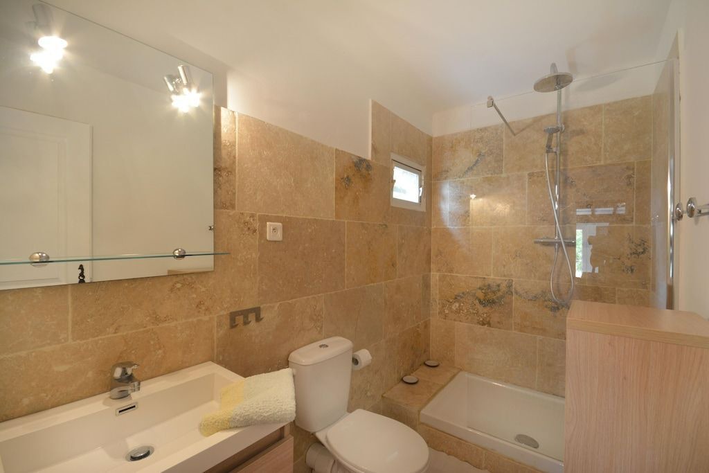 Photo of Bathroom in Les Baux-de-Provence