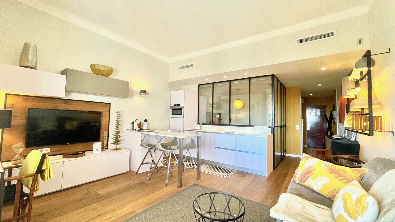 Photo of Livingroom in California - Pezou