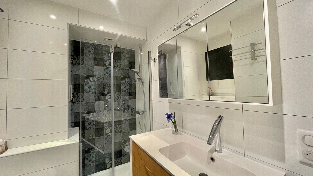 Photo of Bathroom in California - Pezou