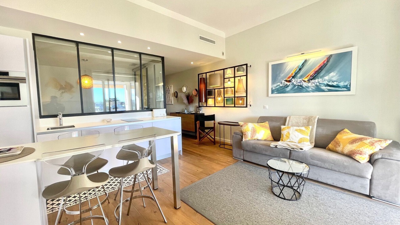 Photo of Livingroom in California - Pezou