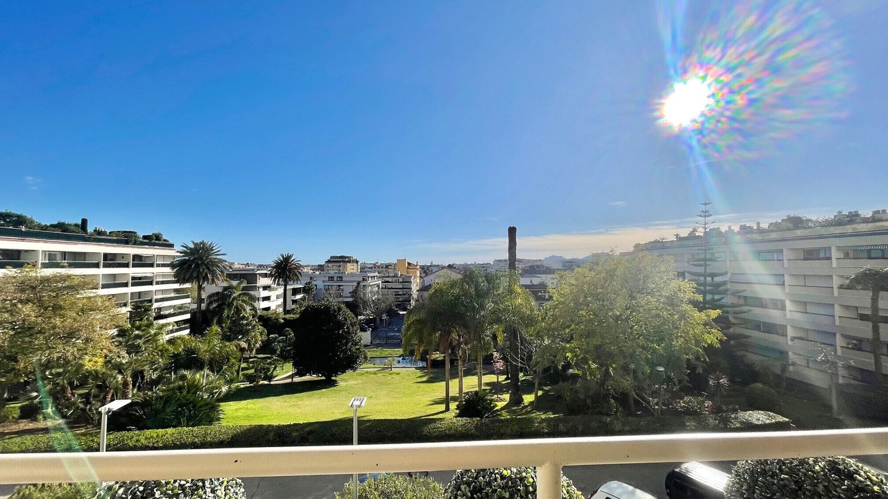 Photo of Outdoor in California - Pezou