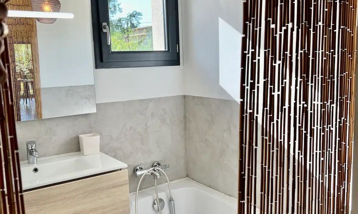 Photo of Bathroom in Saint-Quentin-la-Poterie