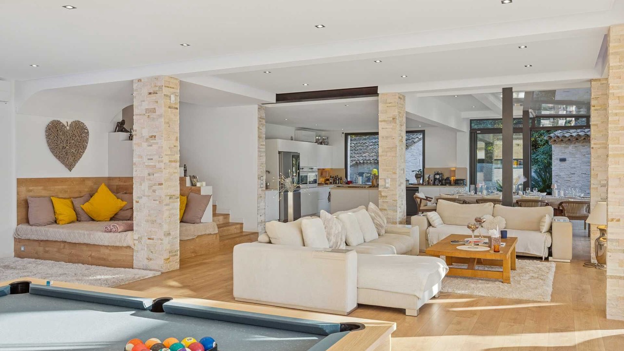 Photo of Livingroom in California - Pezou