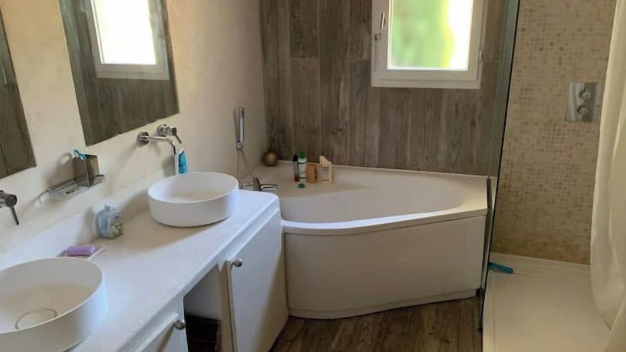 Photo of Bathroom in Simiane-Collongue