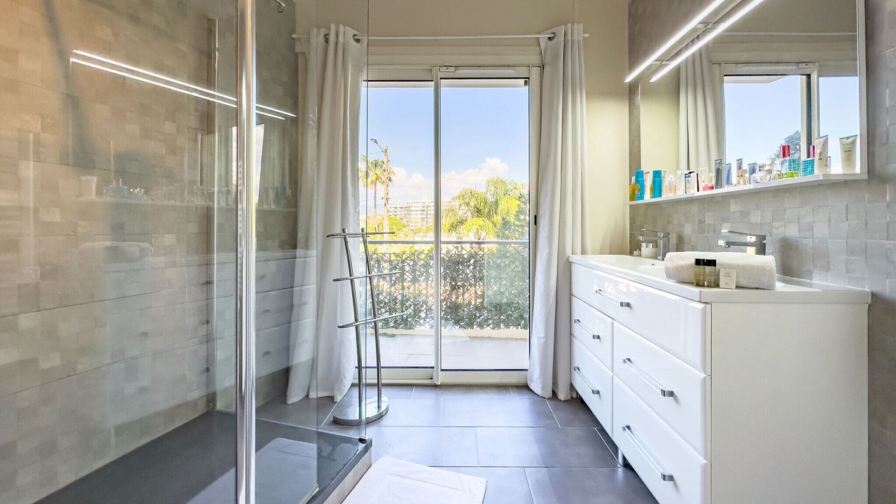 Photo of Bathroom in California - Pezou