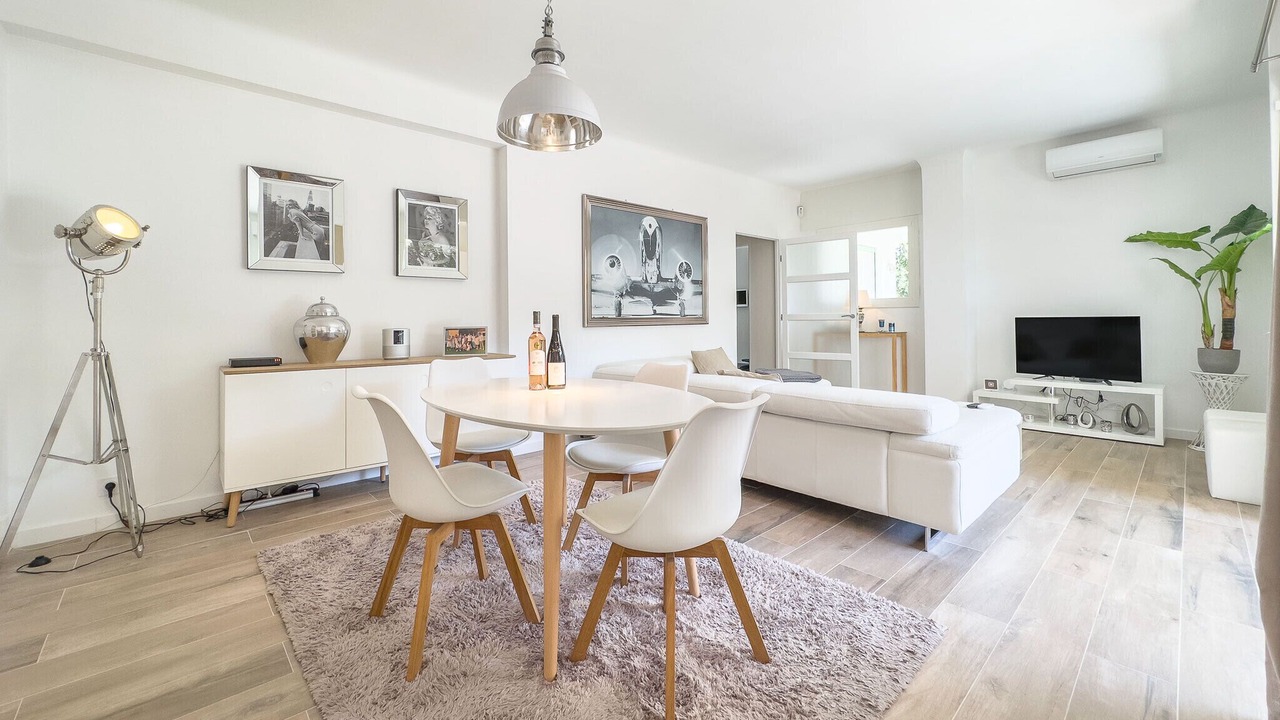 Photo of Livingroom in California - Pezou
