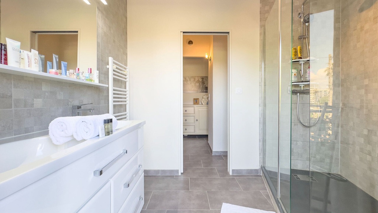 Photo of Bathroom in California - Pezou