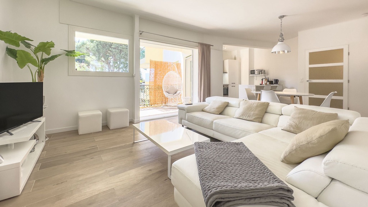 Photo of Livingroom in California - Pezou