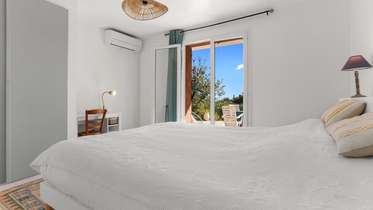 Photo of Bedroom in Saint-Aygulf