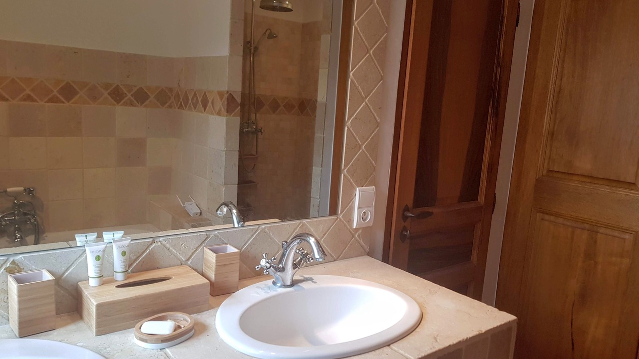 Photo of Bathroom in Ongles