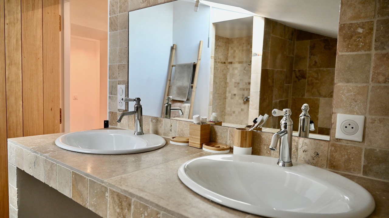 Photo of Bathroom in Ongles