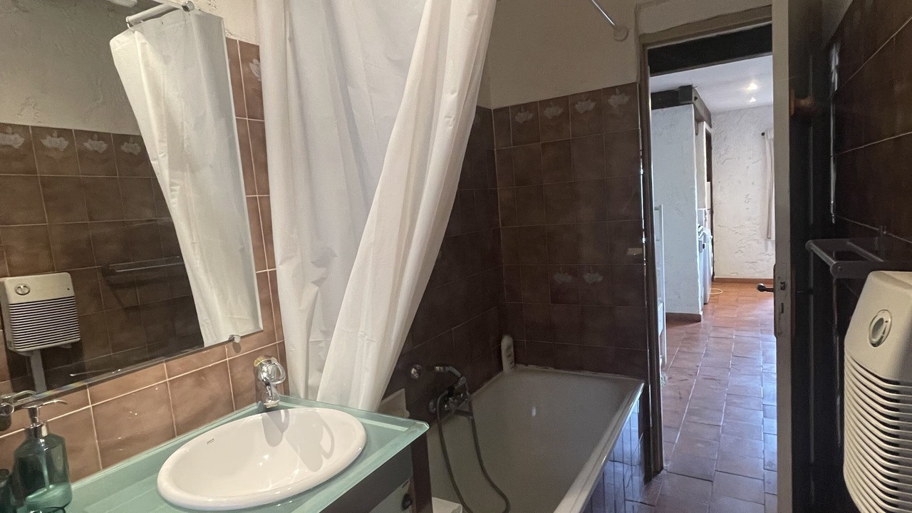 Photo of Bathroom in Simiane-Collongue