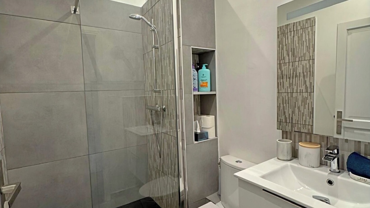 Photo of Bathroom in California - Pezou