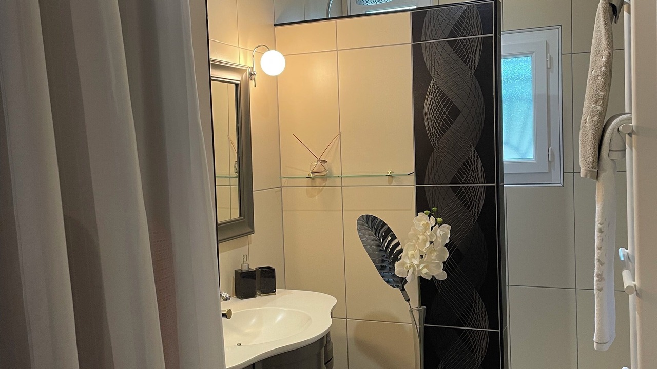 Photo of Bathroom in Eyragues