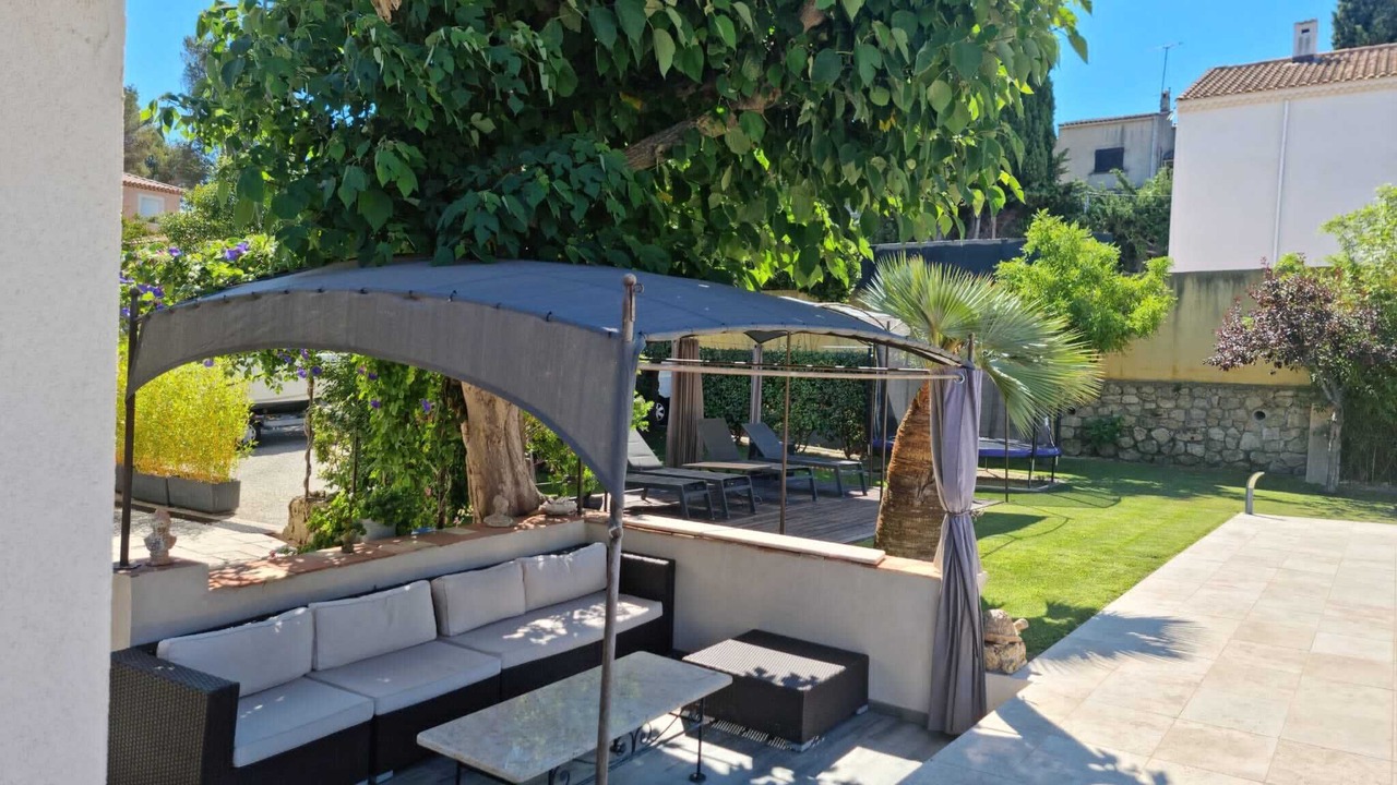 Photo of Patio Balcony in Saint-Mitre-les-Remparts