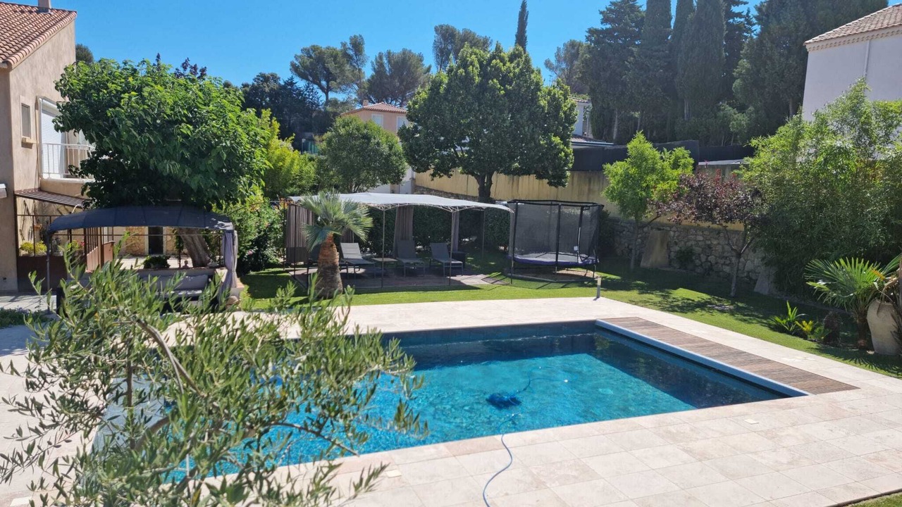 Photo of Outdoor in Saint-Mitre-les-Remparts