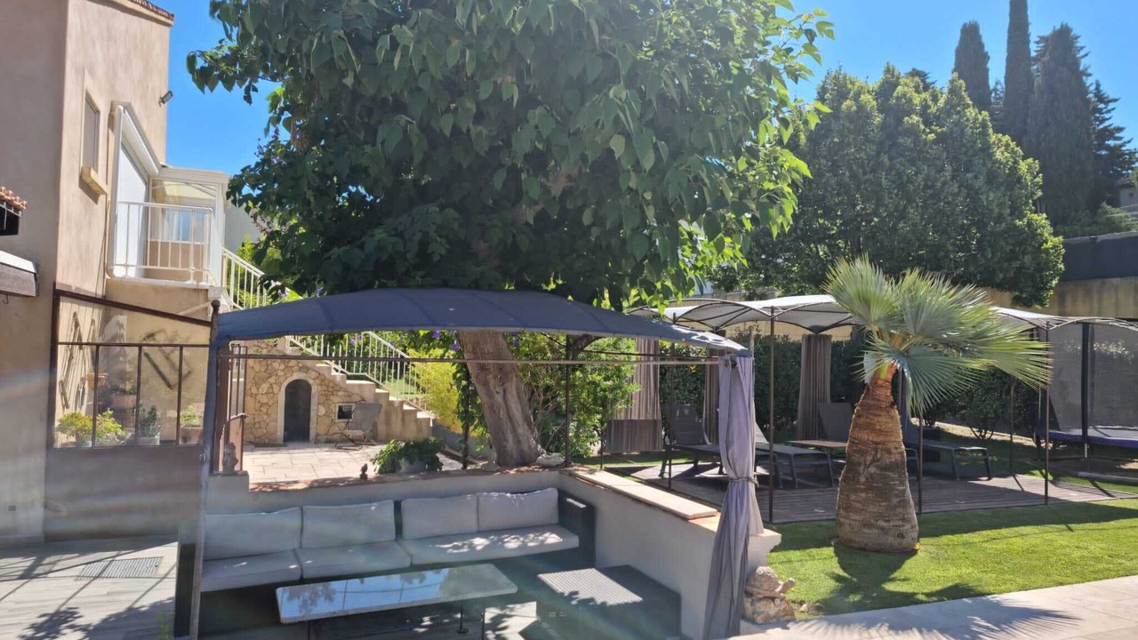 Photo of Outdoor in Saint-Mitre-les-Remparts