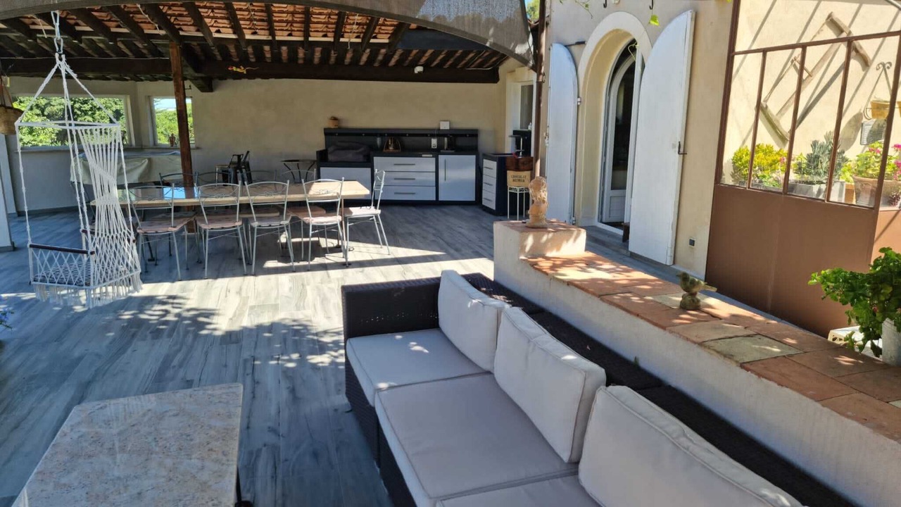 Photo of Outdoor in Saint-Mitre-les-Remparts