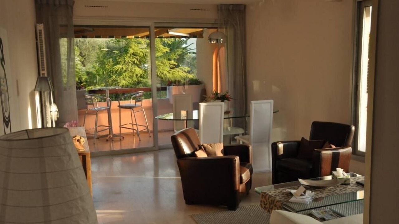 Photo of Livingroom in California - Pezou