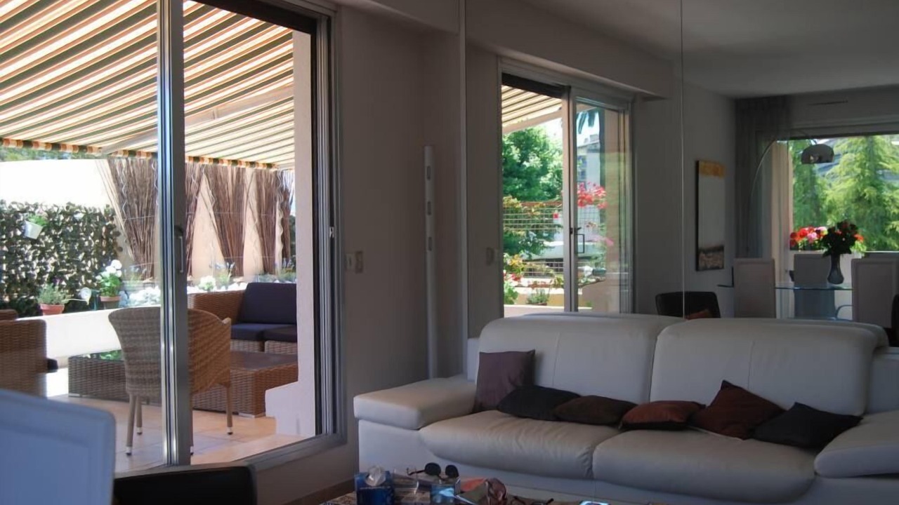 Photo of Livingroom in California - Pezou