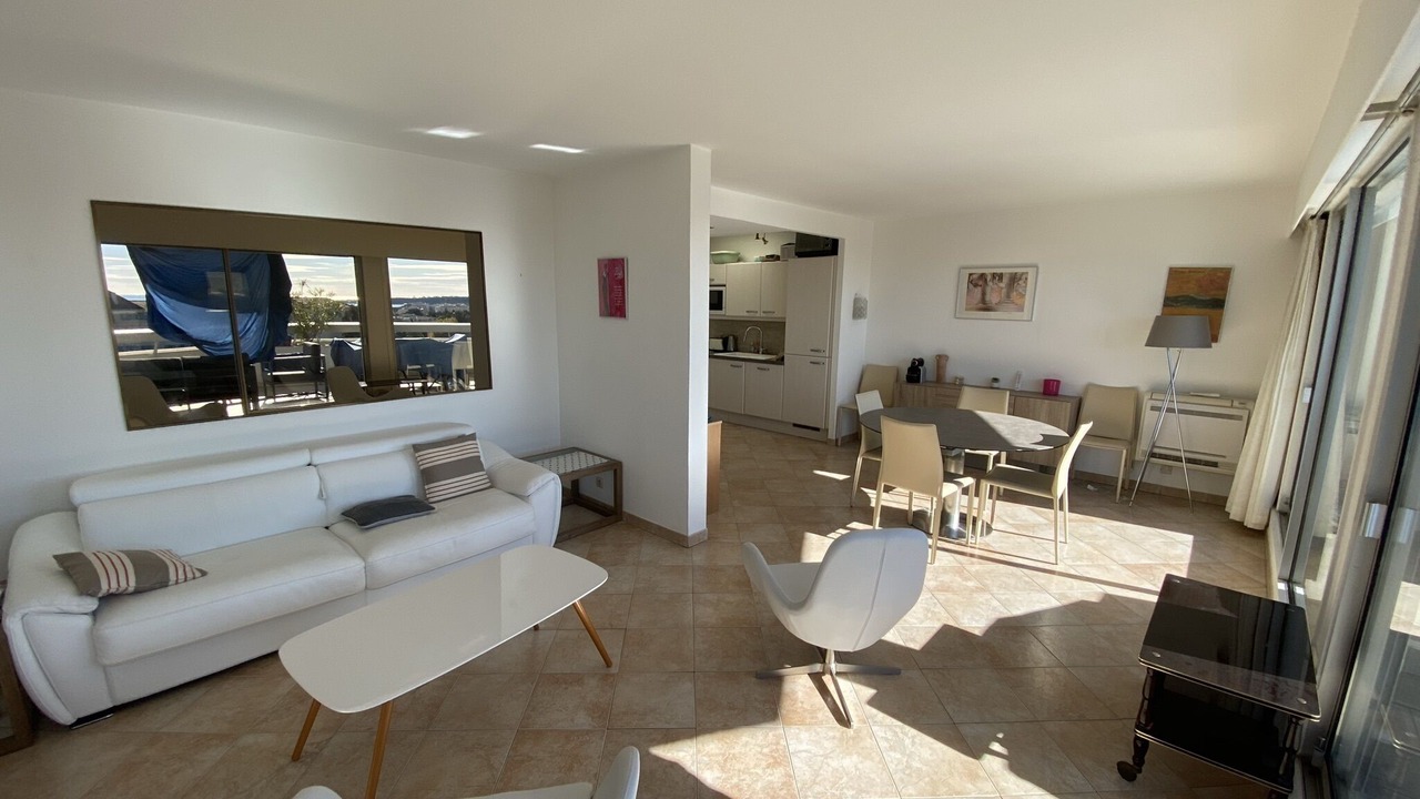 Photo of Livingroom in California - Pezou