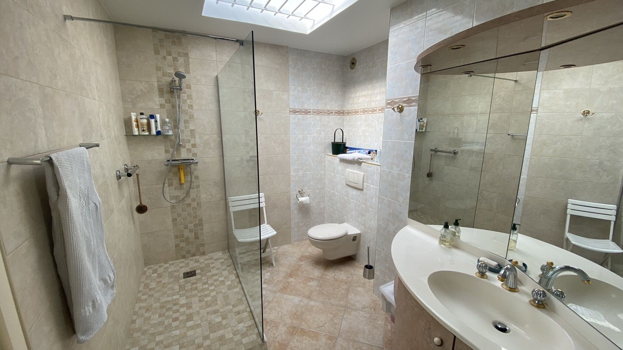 Photo of Bathroom in California - Pezou