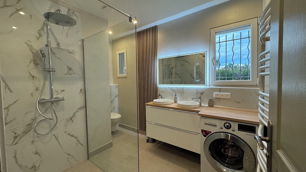 Photo of Bathroom in Eyragues