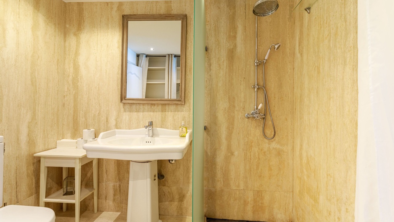 Photo of Bathroom in California - Pezou