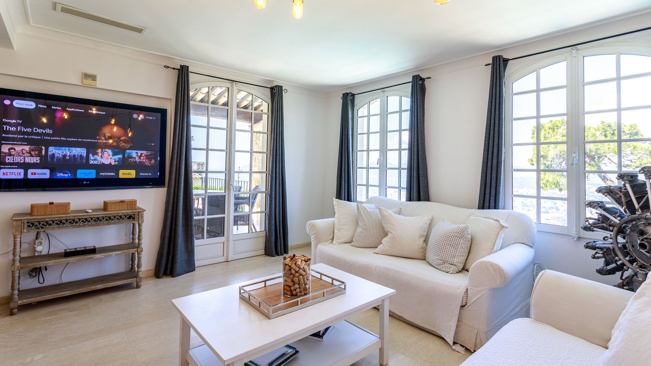 Photo of Livingroom in California - Pezou