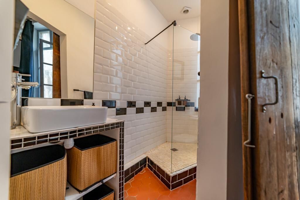 Photo of Bathroom in Nimes City Centre