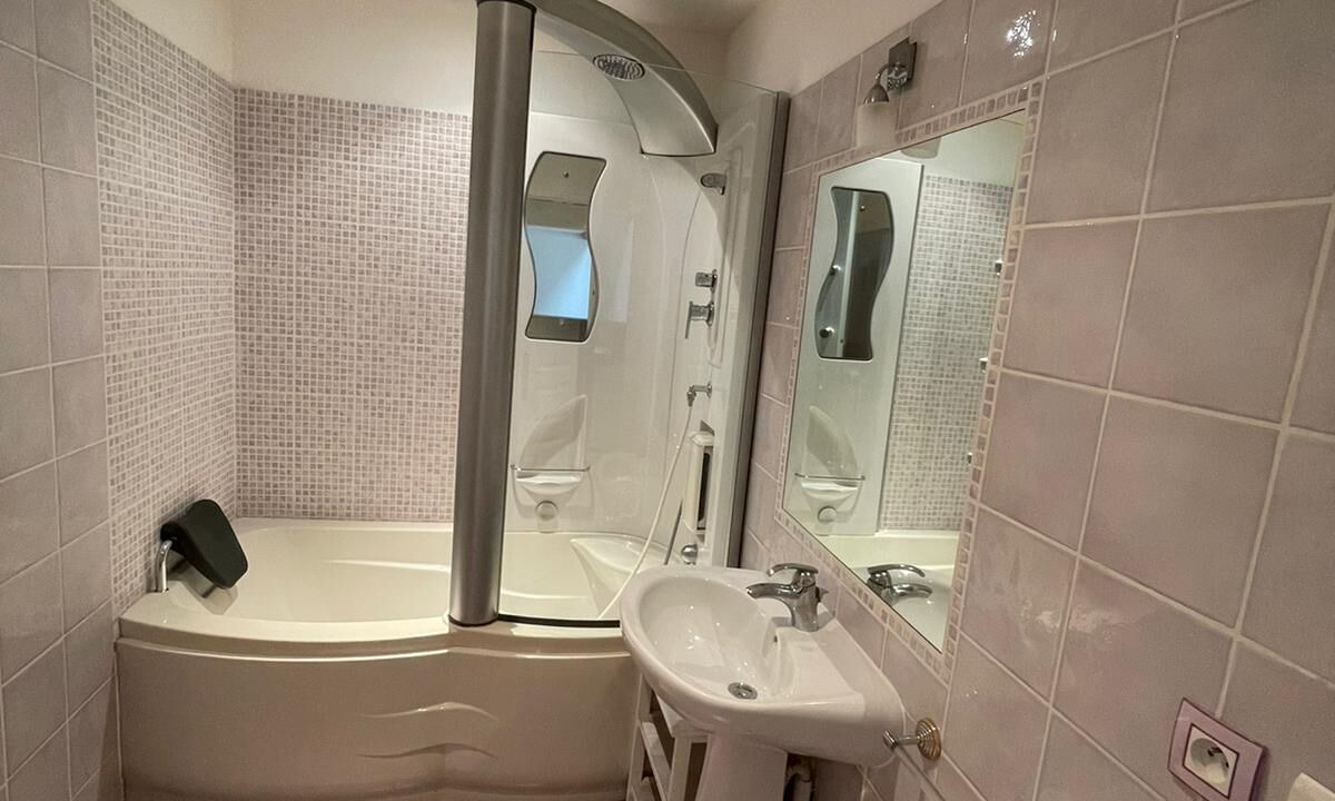 Photo of Bathroom in Faubourg