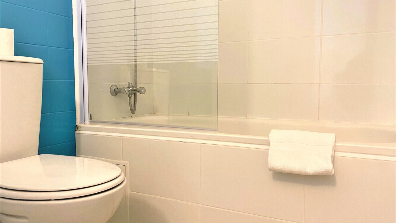 Photo of Bathroom in California - Pezou