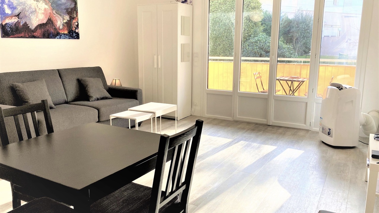 Photo of Livingroom in California - Pezou