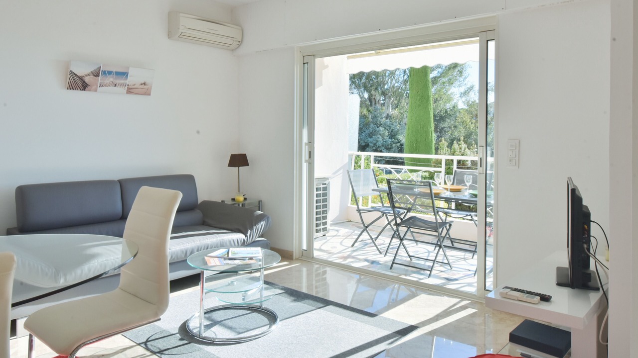 Photo of Livingroom in California - Pezou