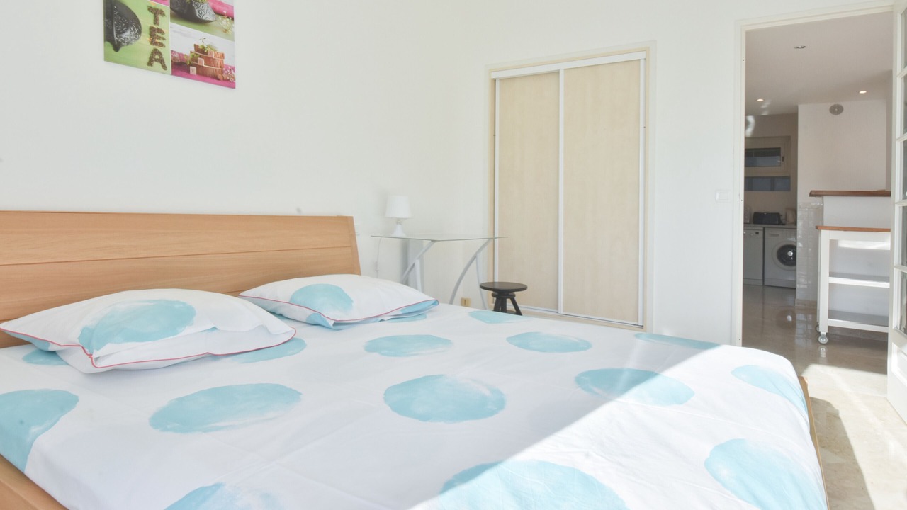 Photo of Bedroom in California - Pezou