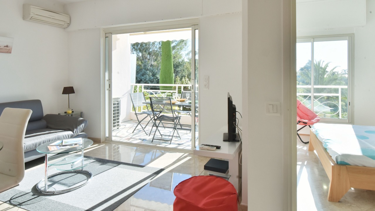 Photo of Livingroom in California - Pezou