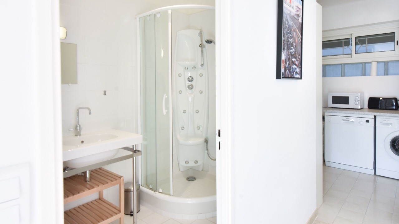 Photo of Bathroom in California - Pezou
