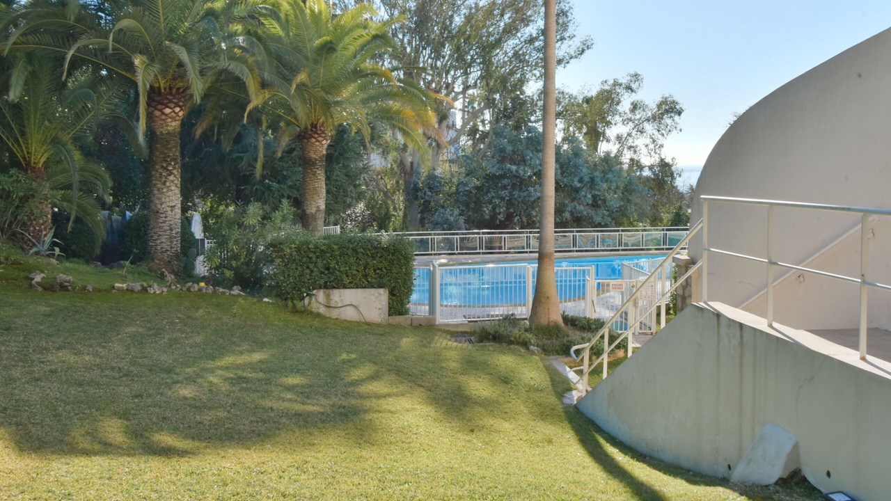 Photo of Outdoor in California - Pezou