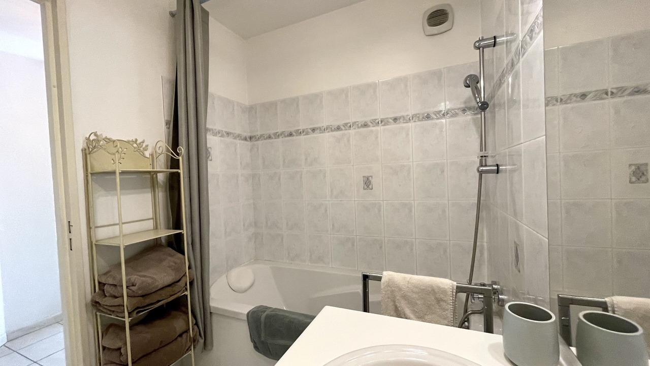 Photo of Bathroom in Avignon City Centre