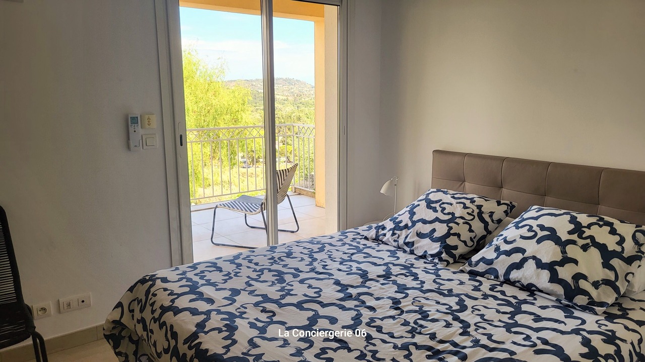 Photo of Bedroom in Mandelieu-La-Napoule