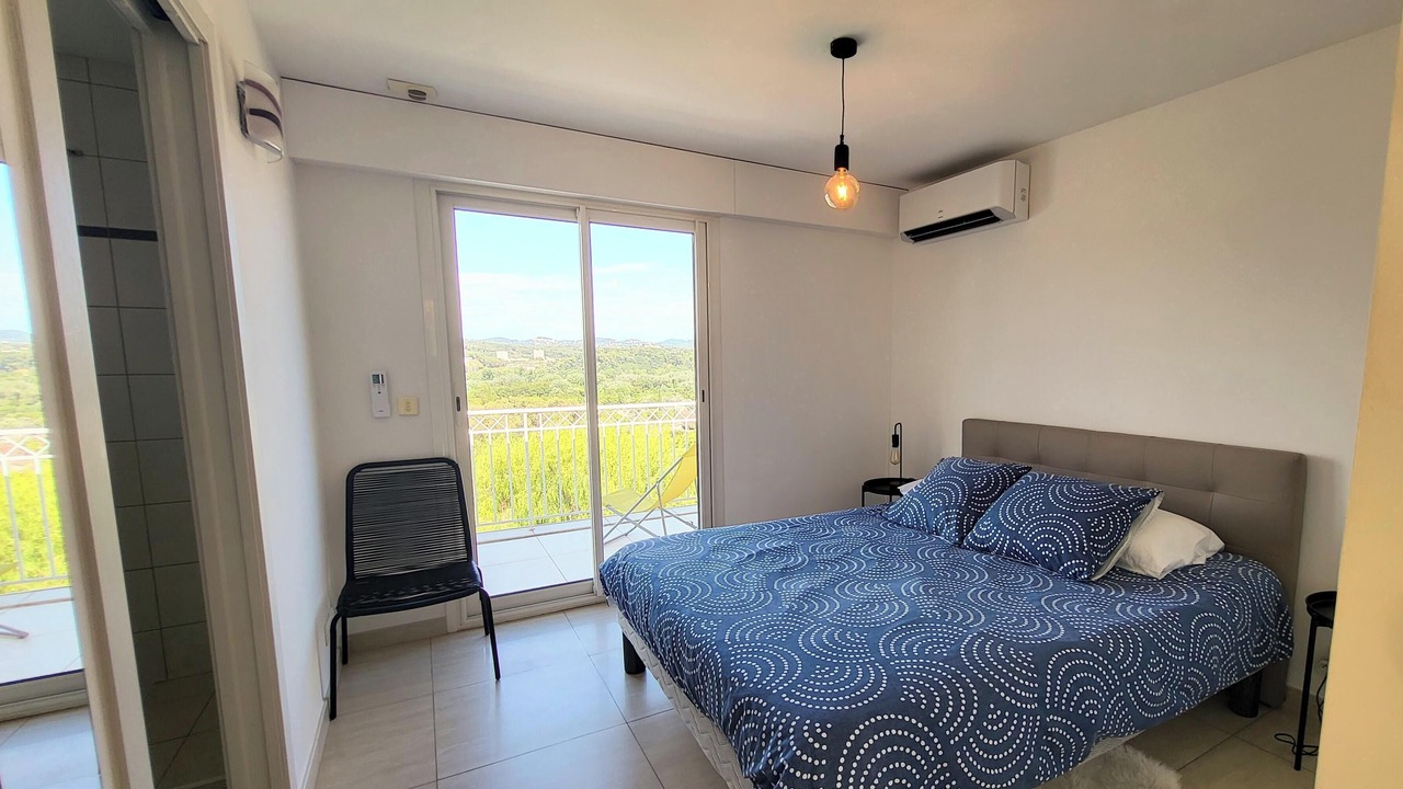 Photo of Bedroom in Mandelieu-La-Napoule