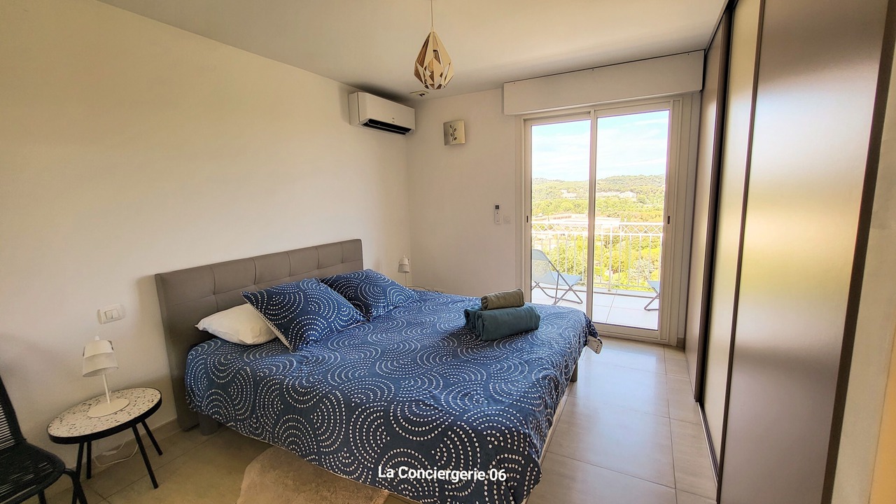 Photo of Bedroom in Mandelieu-La-Napoule