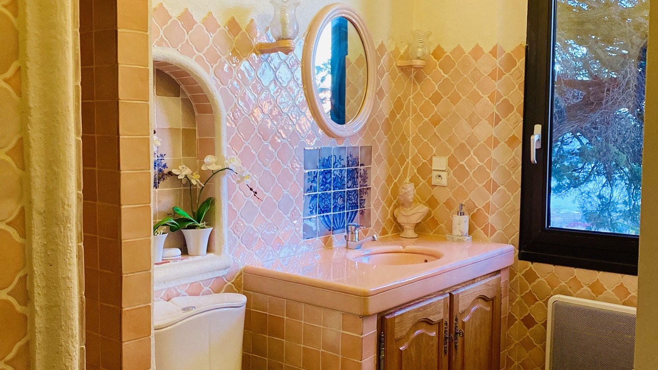 Photo of Bathroom in California - Pezou