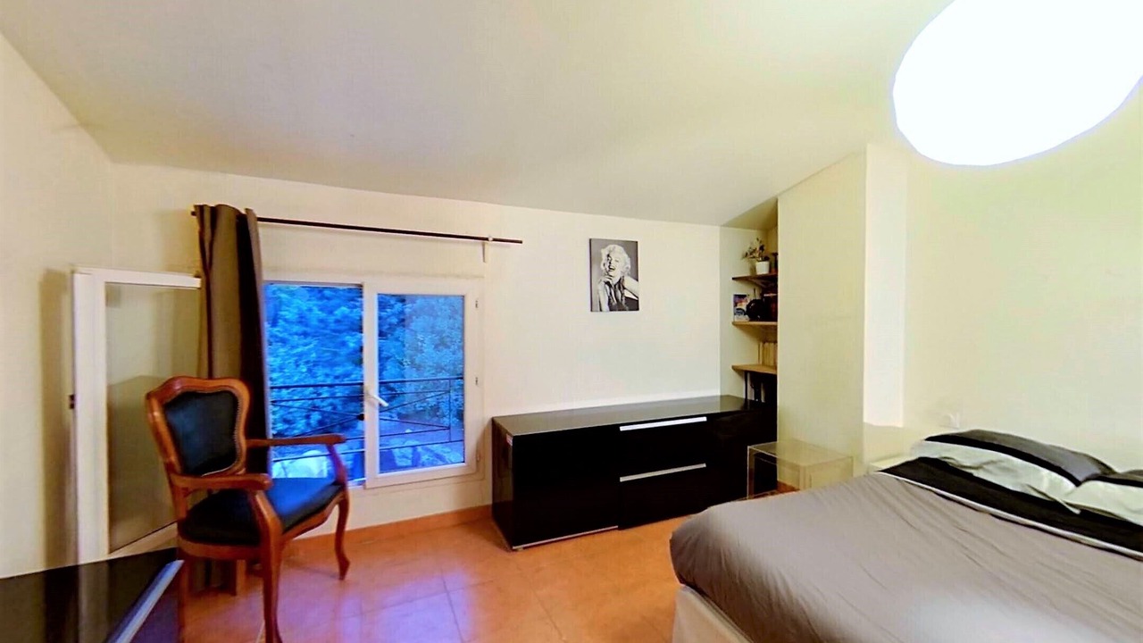 Photo of Bedroom in Mimet