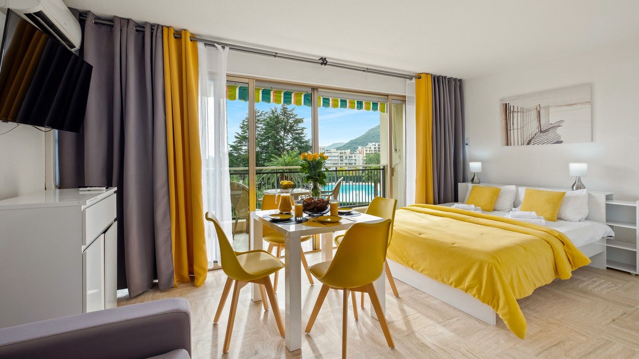Photo of Bedroom in Mandelieu-La-Napoule