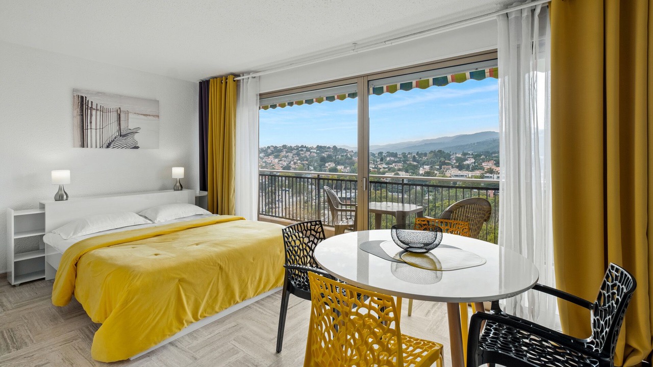 Photo of Bedroom in Mandelieu-La-Napoule